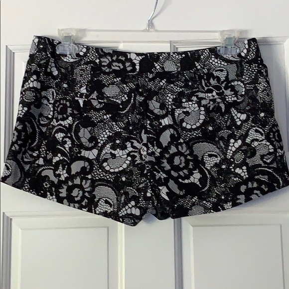 Express black and white shorts - Picture 2 of 5